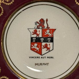This is a decorative plate featuring the Murphy family crest and motto.